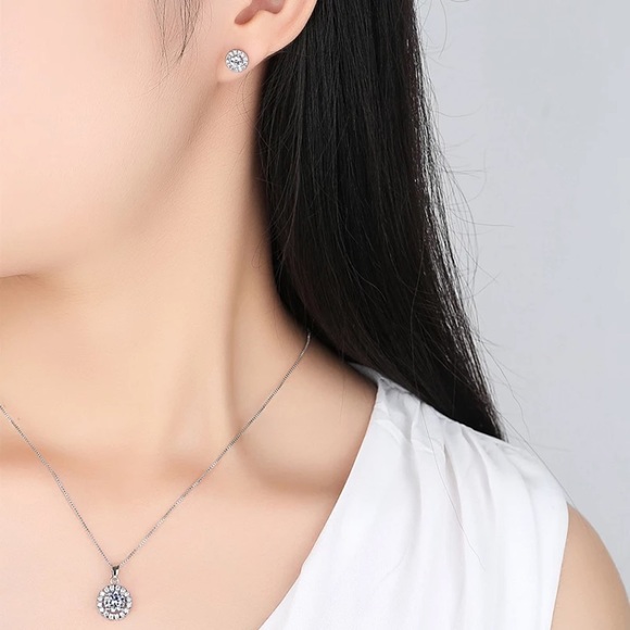 18k White Gold Diamond Earrings - Picture 7 of 9